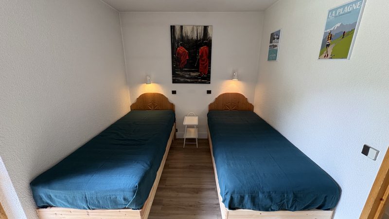 La chambre avec ses deux lits simples et leurs liseuses