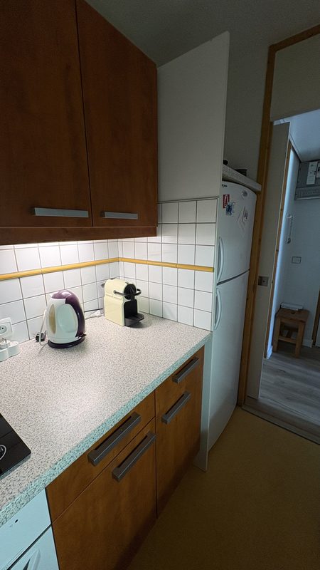 Le plan de travail avec la cafetière Nespresso, la bouilloire et le réfrigérateur