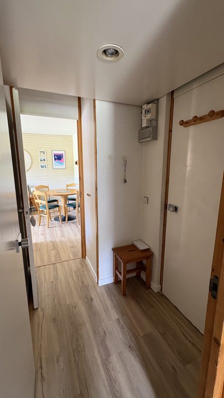 L'entrée et son couloir, avec les patères, donnant sur le séjour
